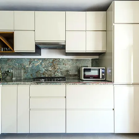 Hostly - Cisanello - Light And Colors