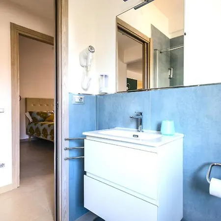 Hostly - Cisanello - Light And Colors Apartment